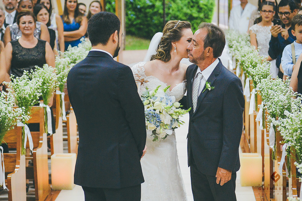 O pai da noiva a entregando para o noivo