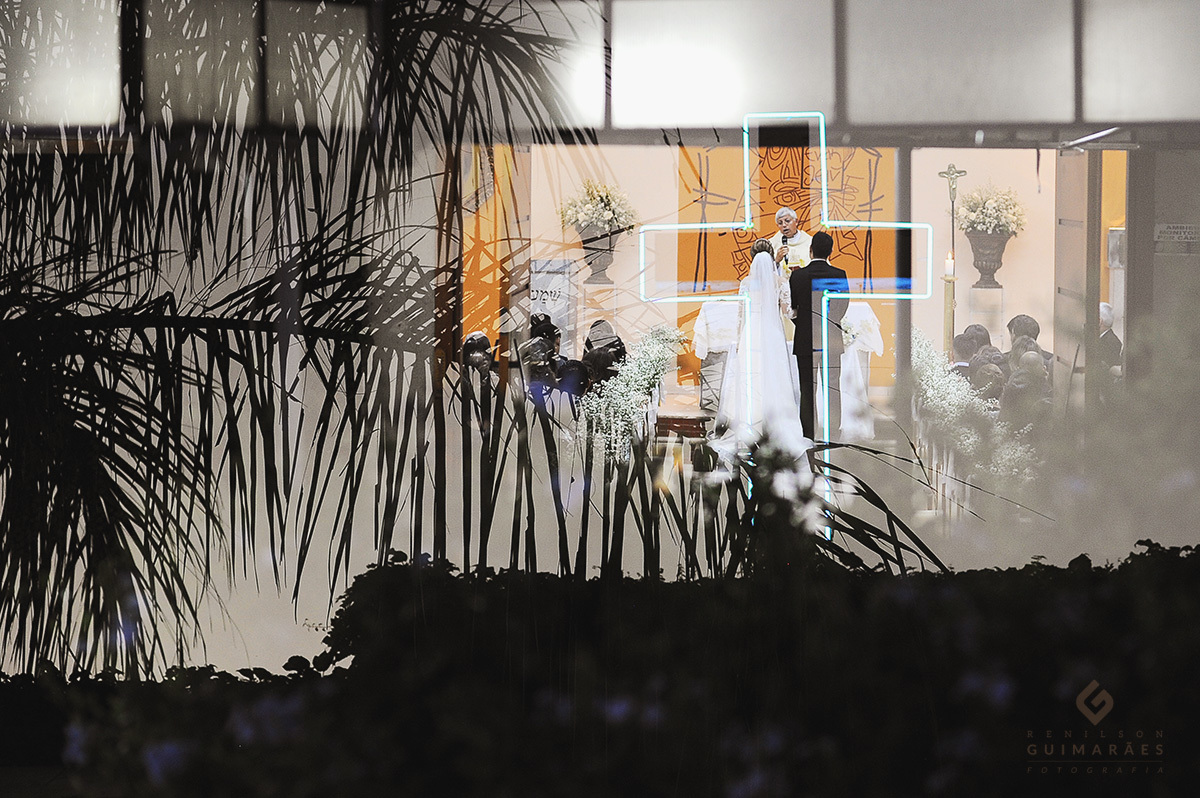 Dupla exposição: noivos e igreja