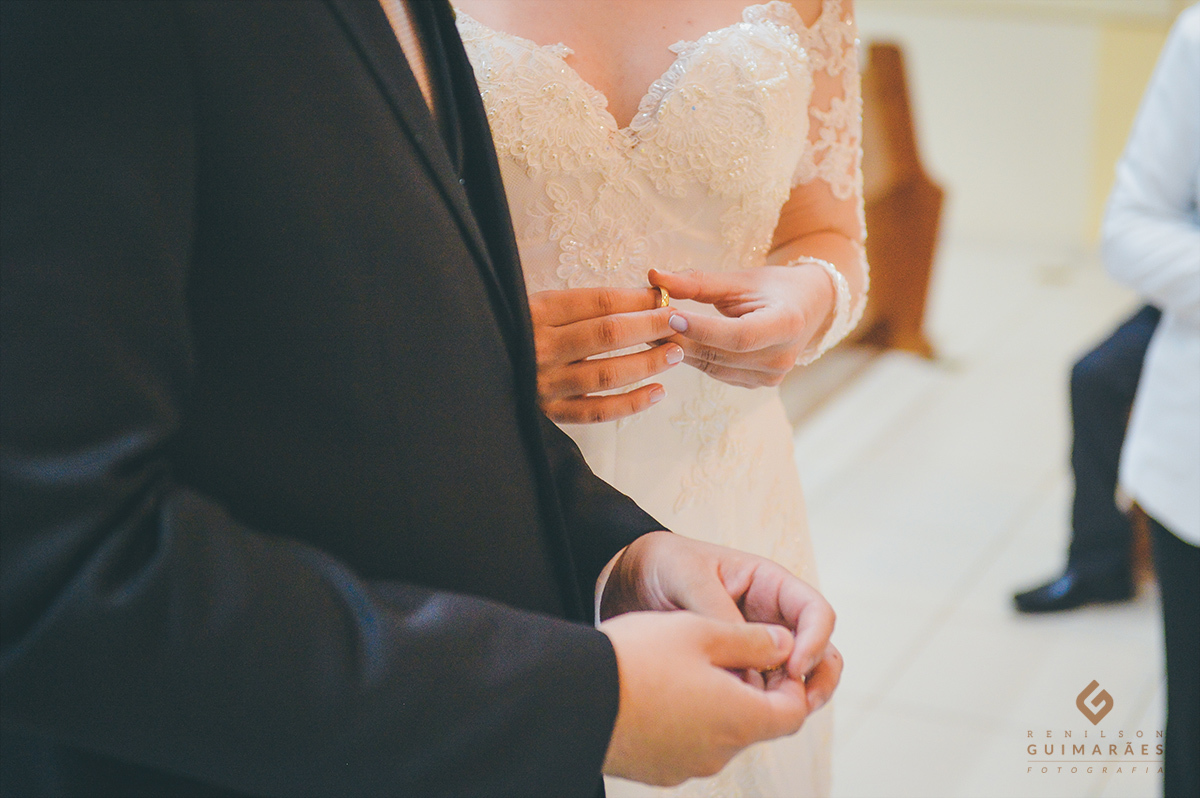 Noivos segurando as alinças