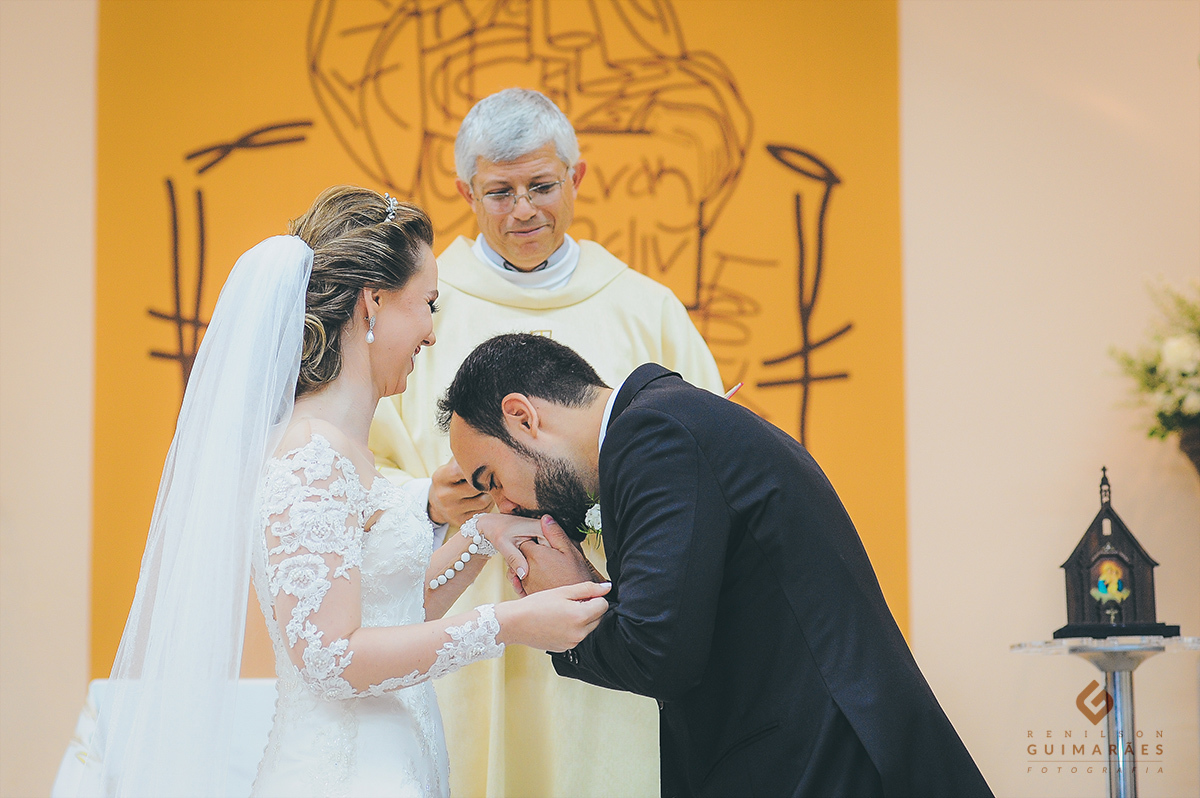 O noivo beijando a mãe da noiva