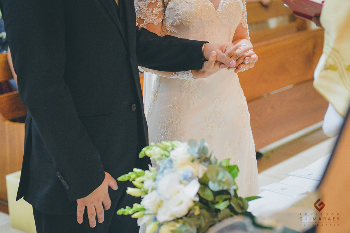 Noivos de mãos dadas