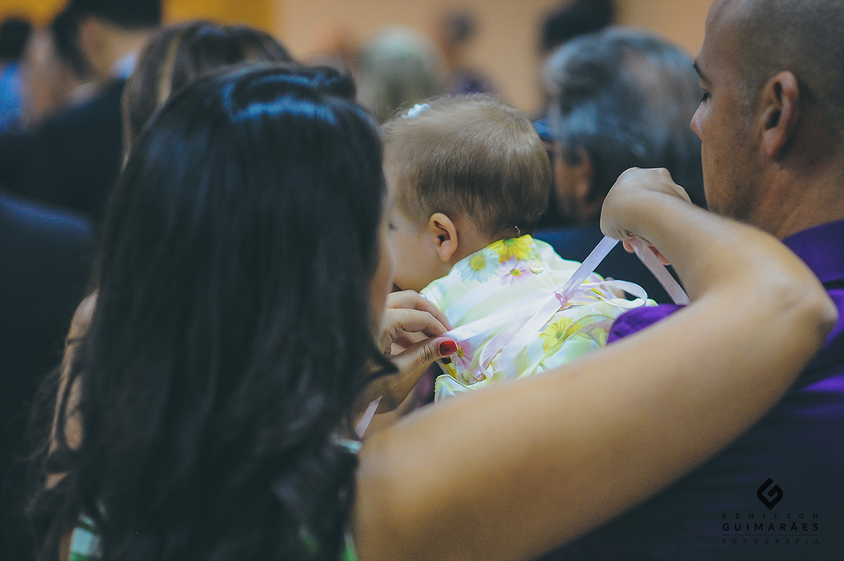 Amarrando o vestidinho da filha
