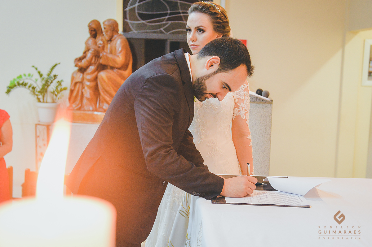 O noivo assinando na igreja