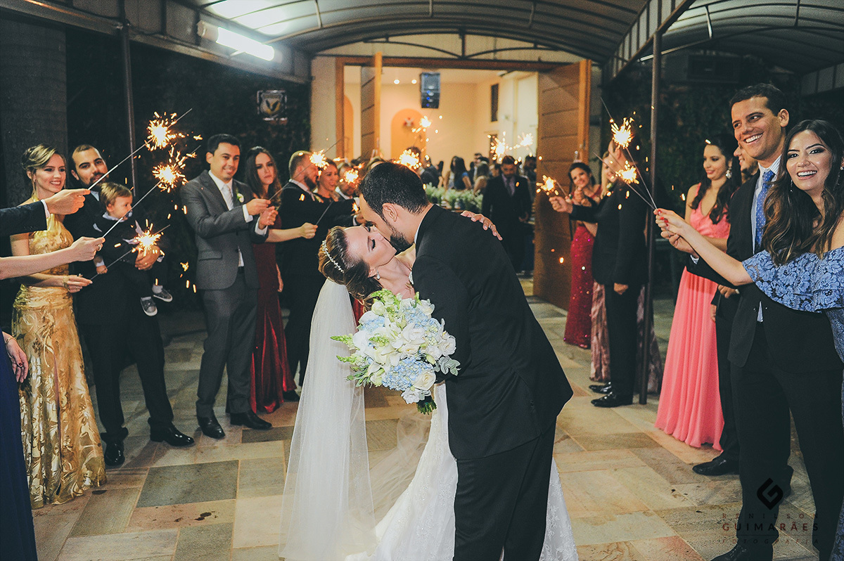 Fotos dos noivos na porta da igreja com sparkles