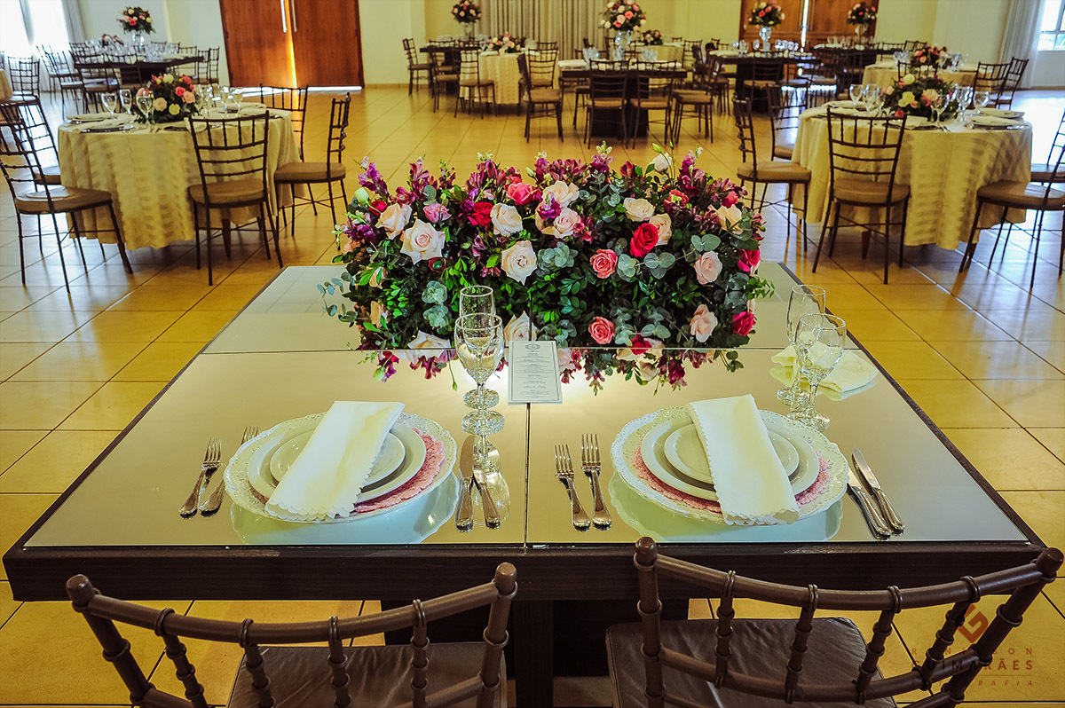 A linda mesa dos noivos