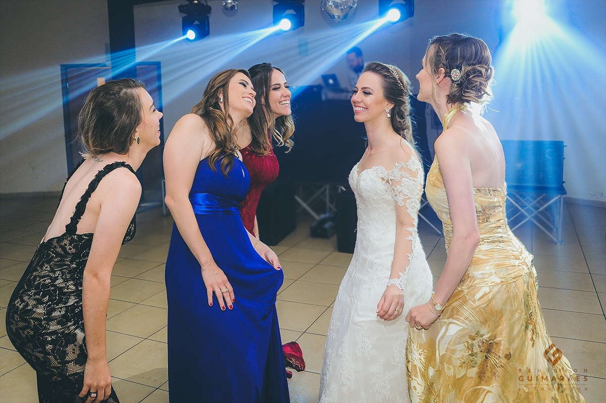 dançando com as amigas