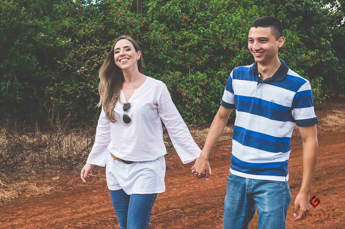 Noivos andando na estrada de terra