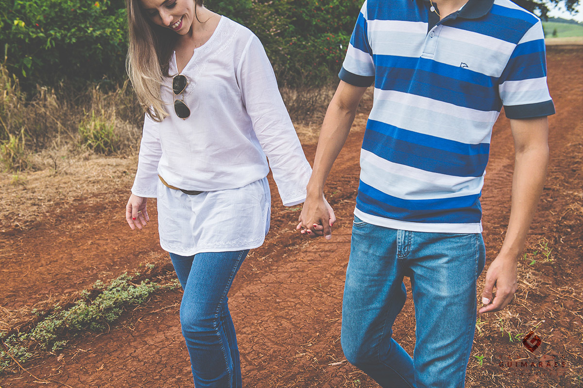 Noivos de mãos dadas