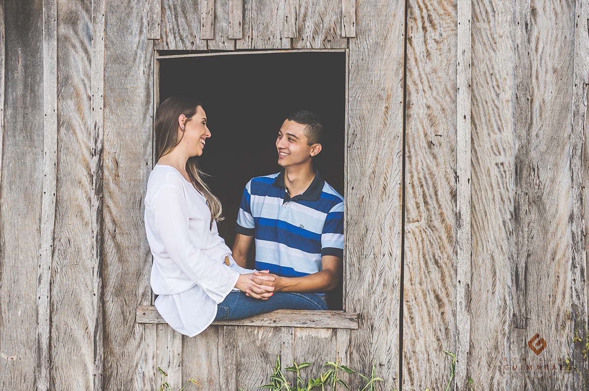 Noiva sentada na janela