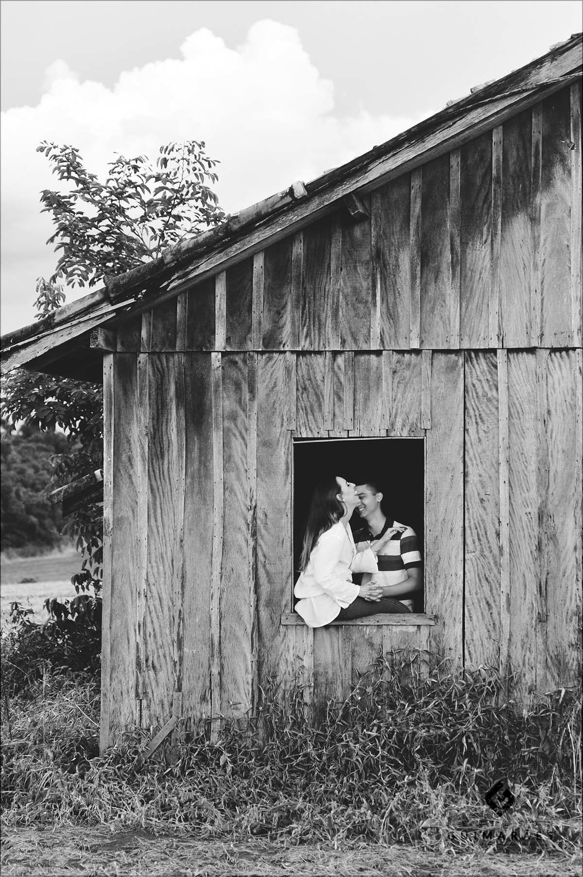 Noivos na casinha de madeira