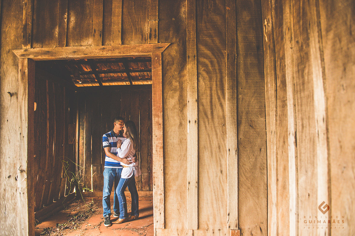 Fotos dos noivos dentro da casa de madeira