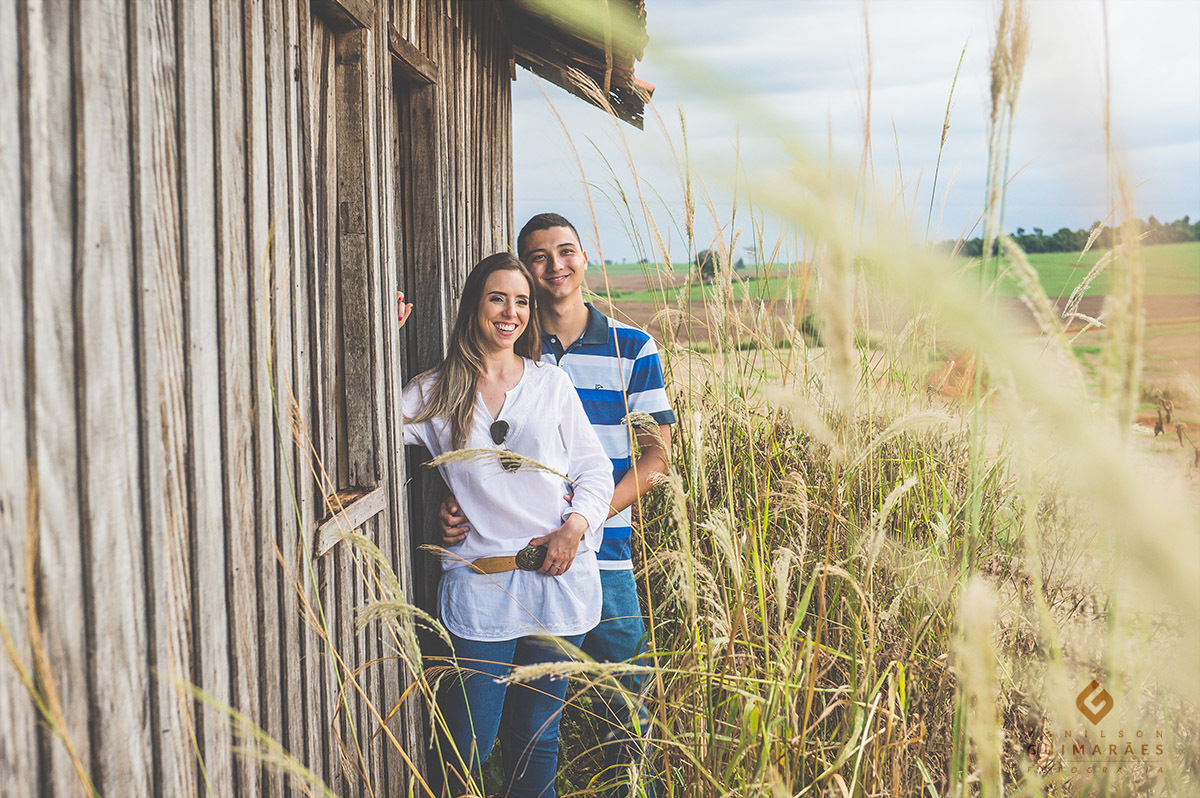 Noivos na porta da casa abandonada