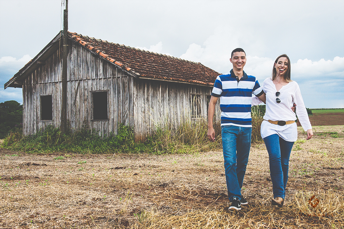 Ensaio dos noivos na soja colhida