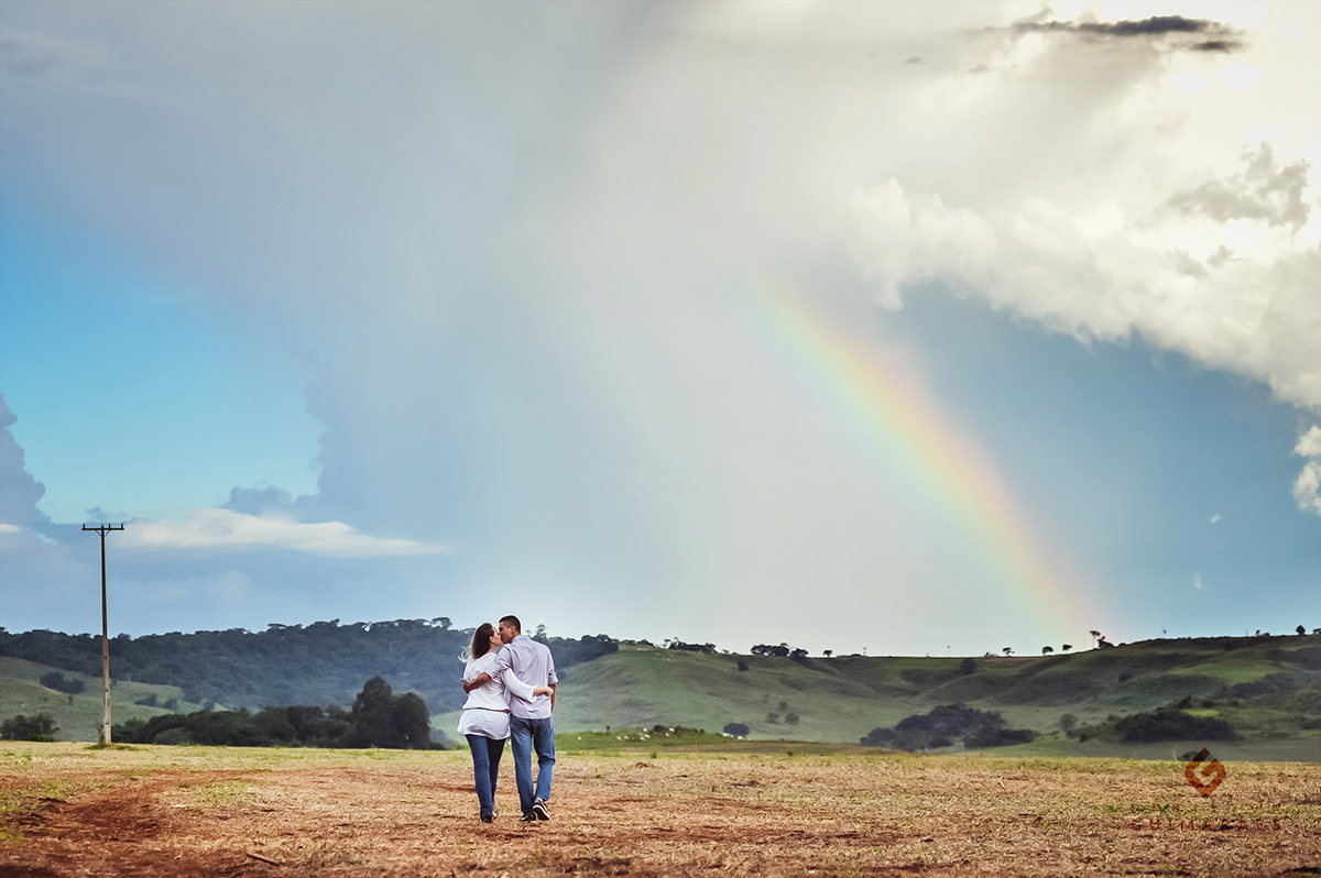 Fim de tarde dos noivos com arco-íris