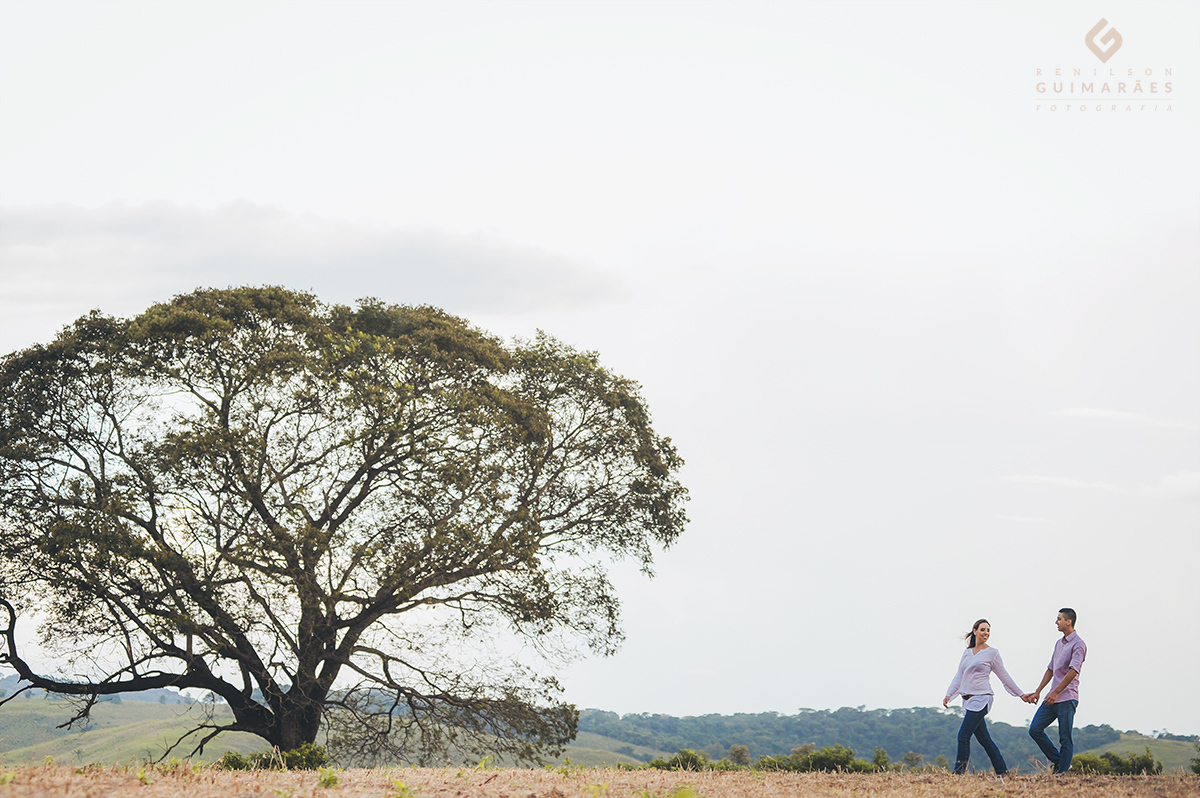 Os noivos andando descontraídos