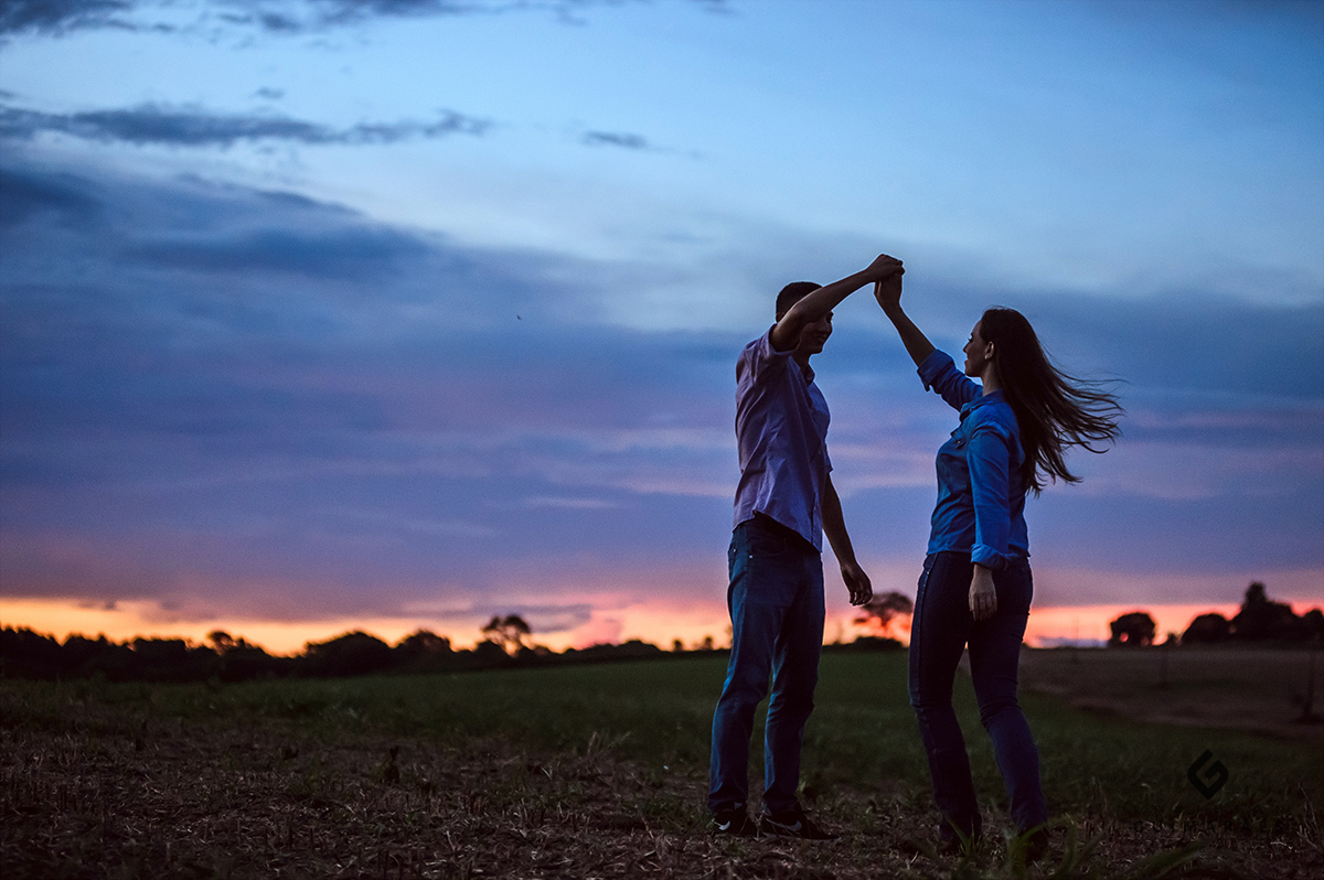 Noivos dançando ao por-do-sol