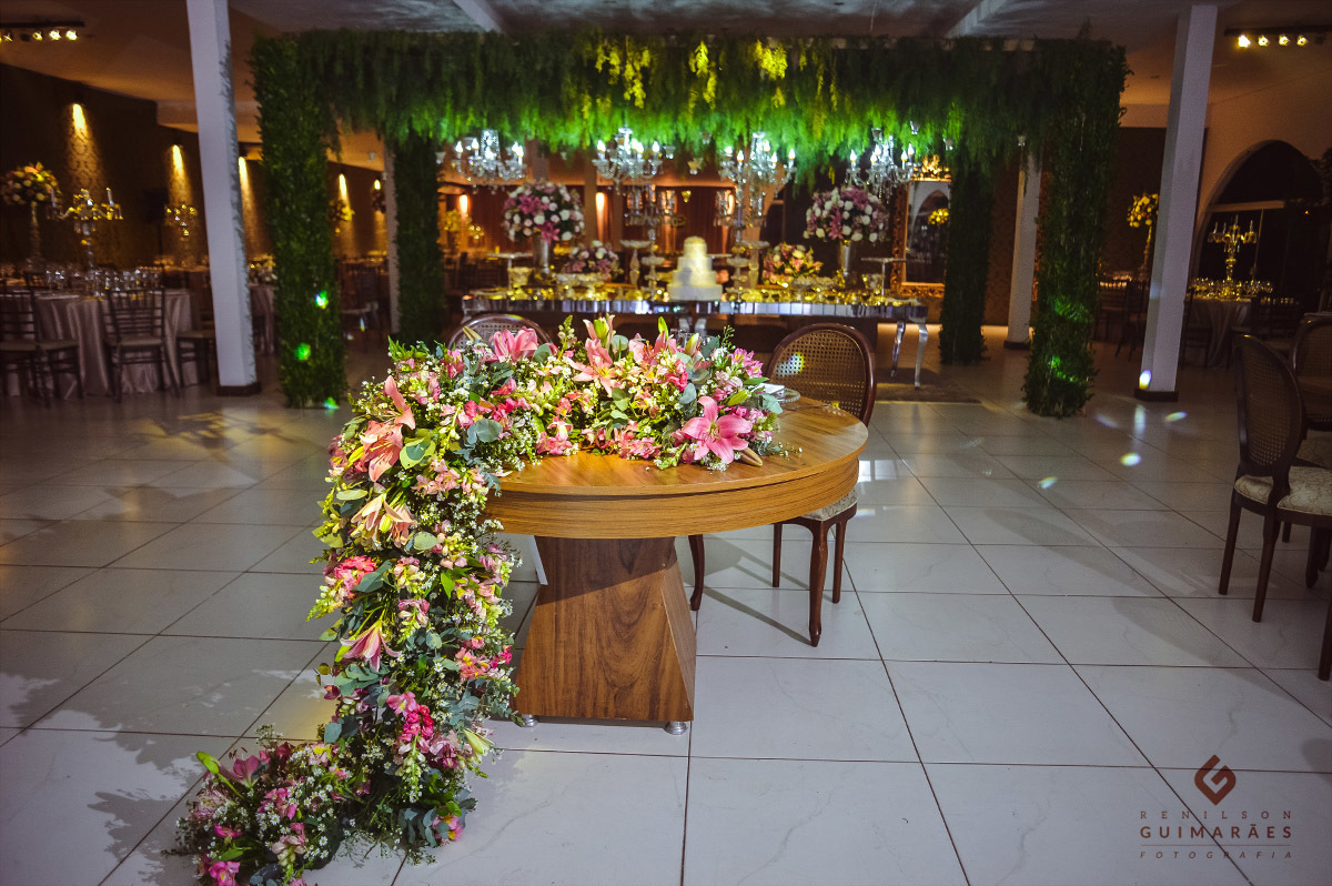 A linda Mesa dos noivos decorada com flores