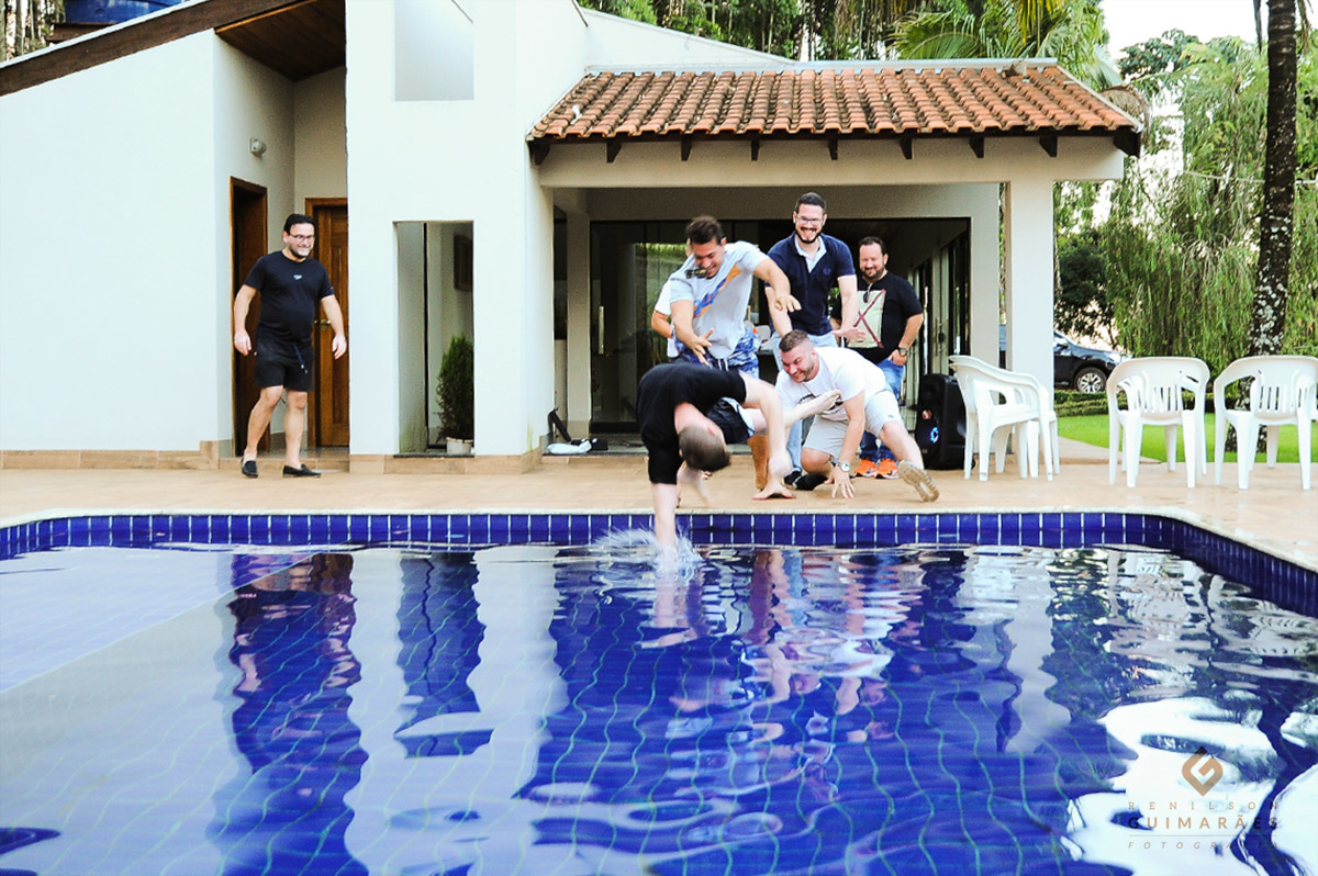 Jogando o noivo na piscina