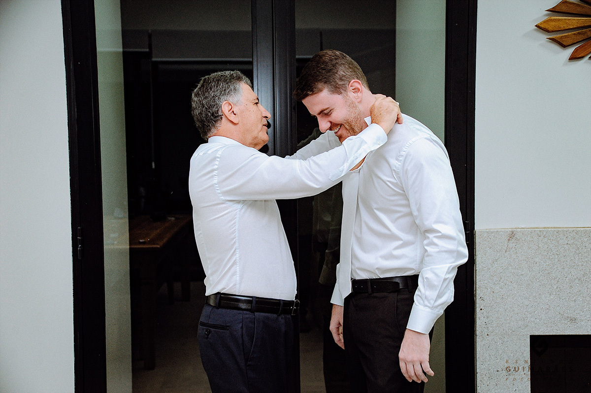 O pai arrumando o noivo 