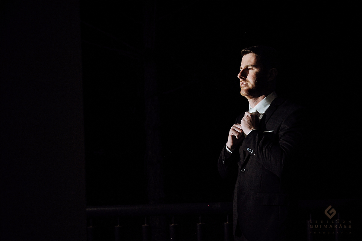 O noivo pronto para ir para a igreja