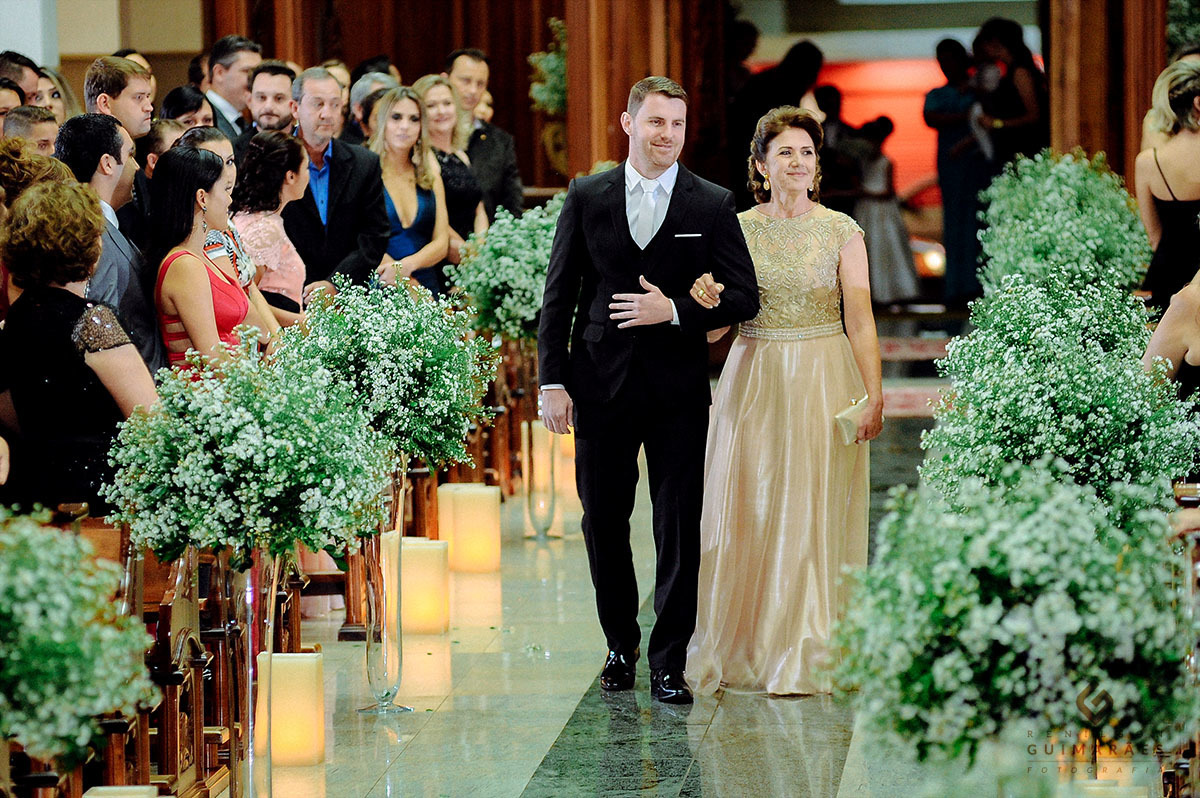 Noivo com a mãe entrando na igreja