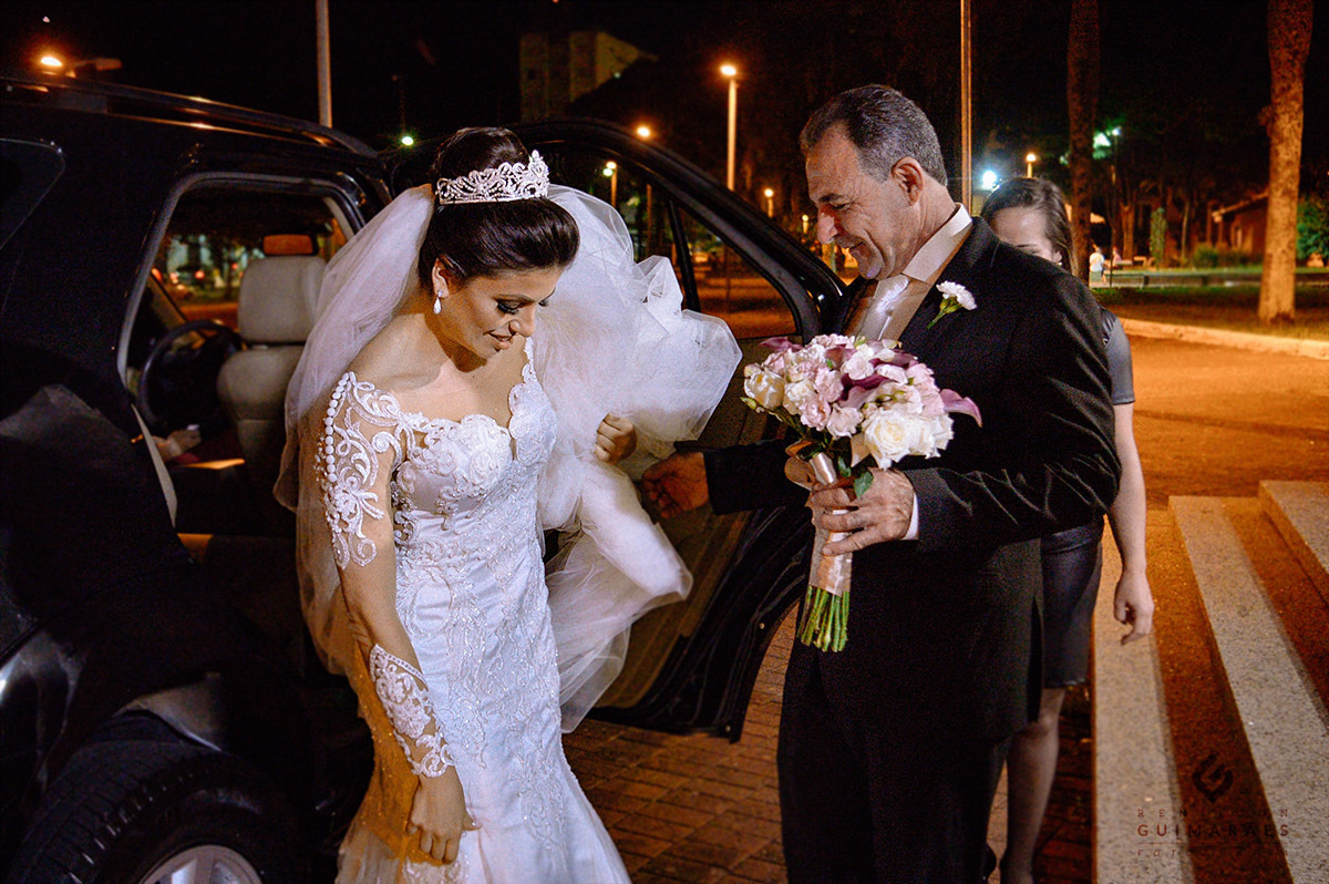 O pai da noiva ajudando ela sair do carro