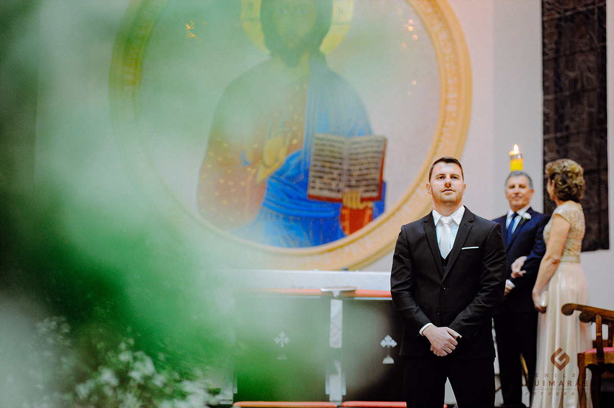 O noivo esperando no altar
