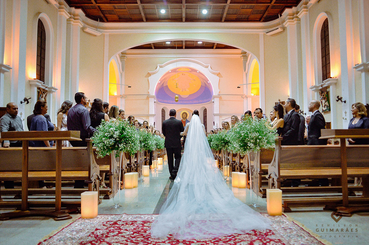 Entrada da noiva no corredor