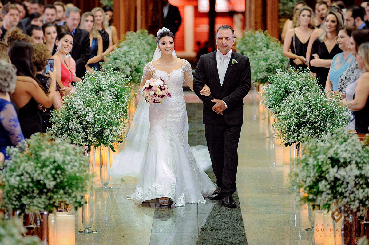 A linda noiva Talita entrando na igreja com seu pai