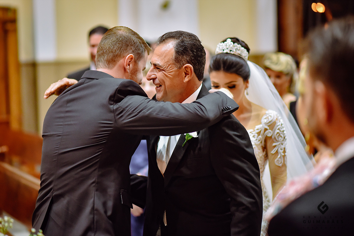 O noivo cumprimentando o pai da noiva 