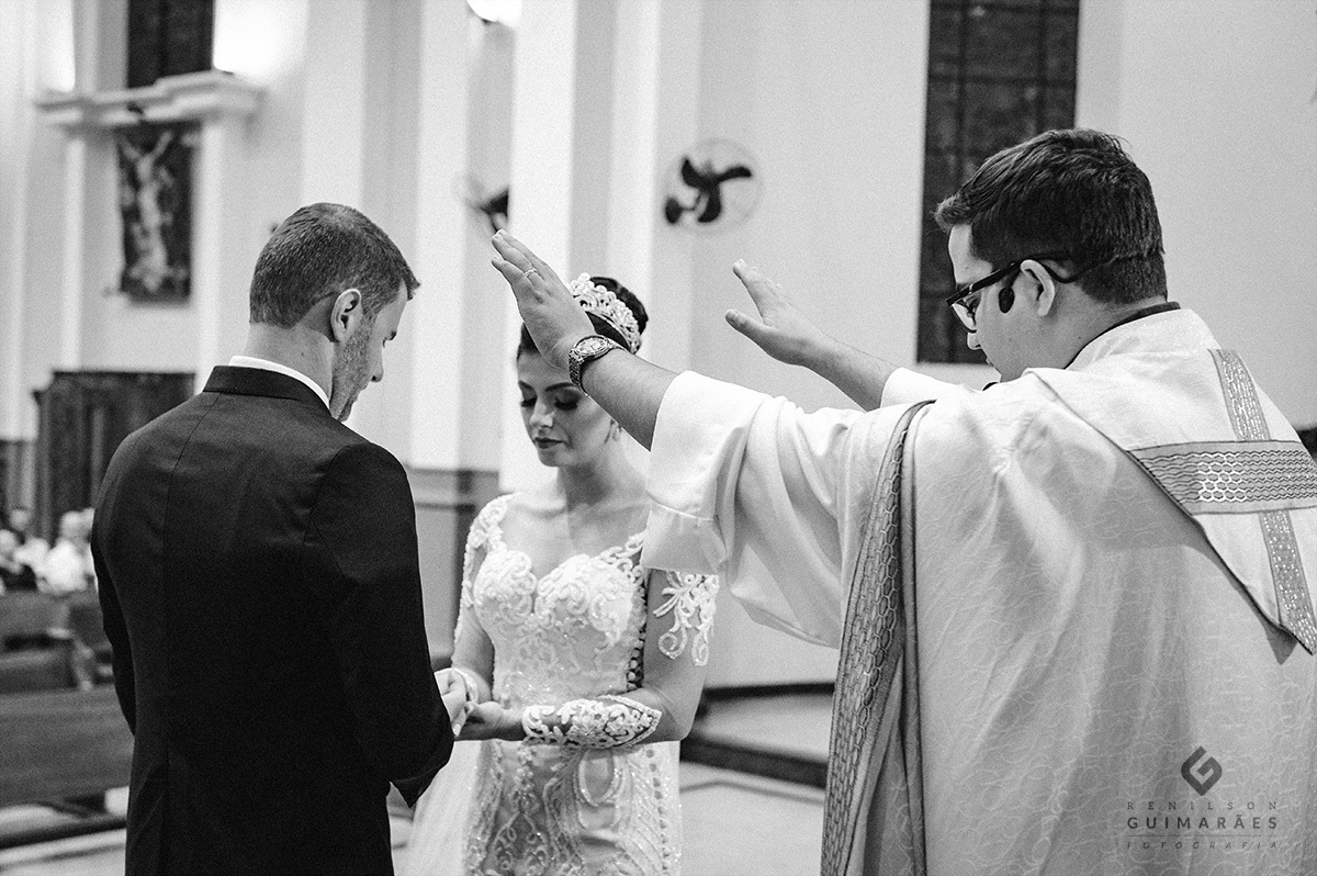 O padre dando a benção aos noivos