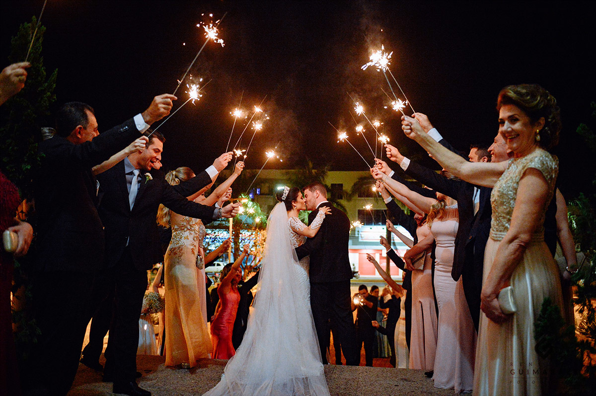 O beijo dos noivos na saída da igreja 