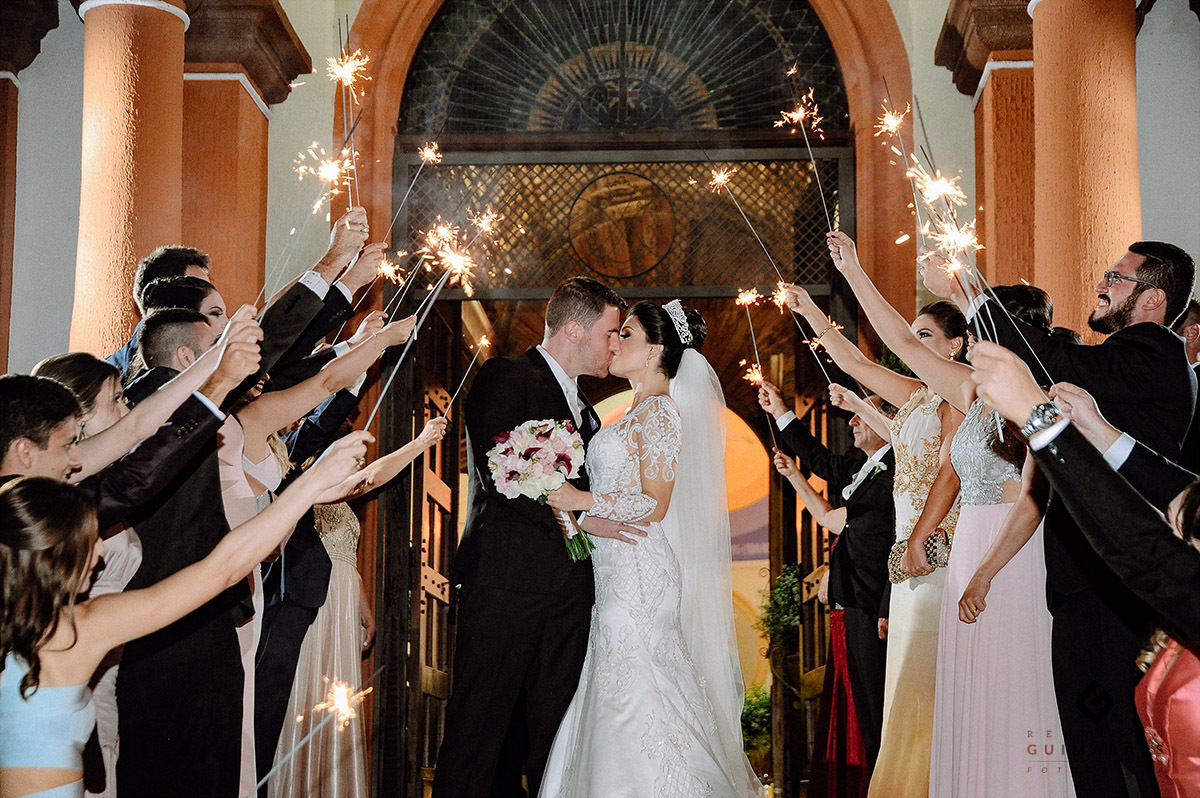 Saída dos noivos da igreja Matriz de  Arapongas