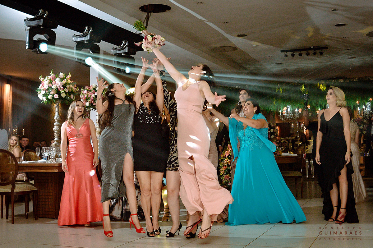 As solteiras pegando o bouquet