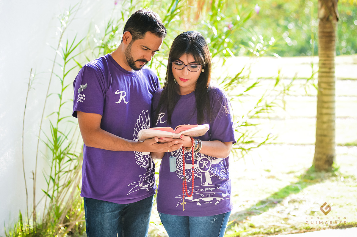 Os noivos lendo a bíblia