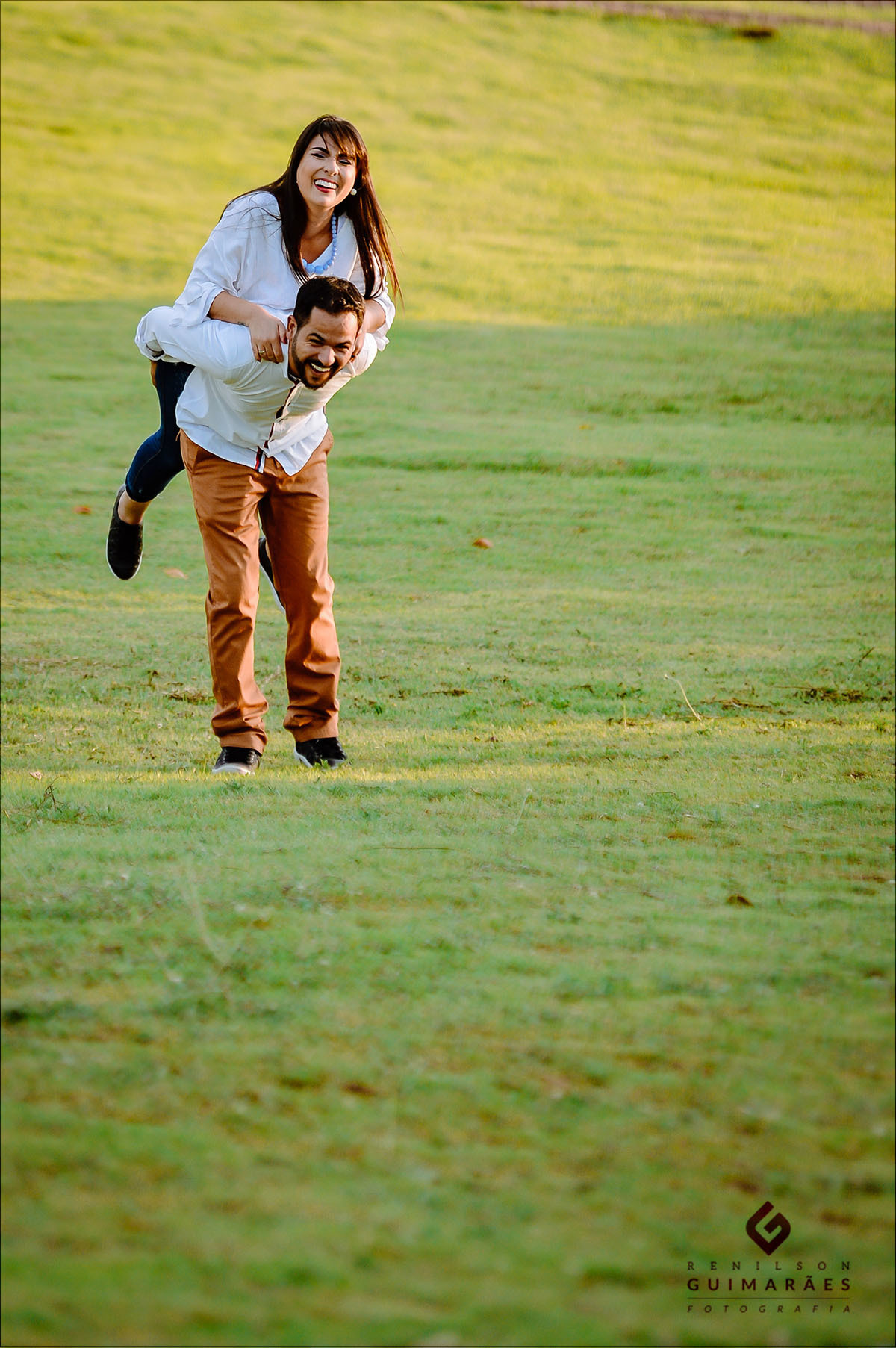 Noivos brincando no pré-wedding