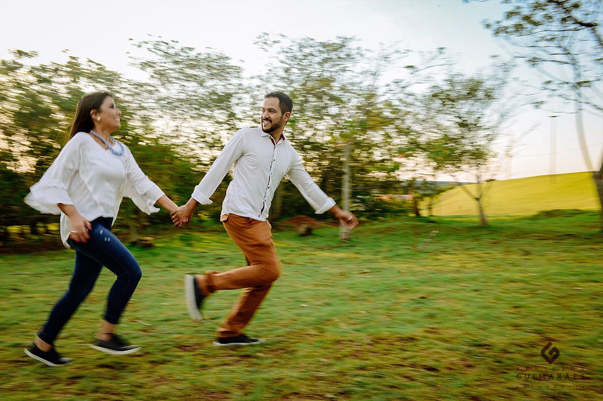 os noivos correndo felizes