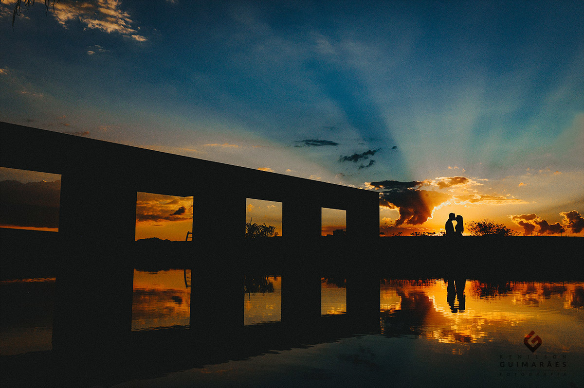 O lindo por-do-sol no portal do lago