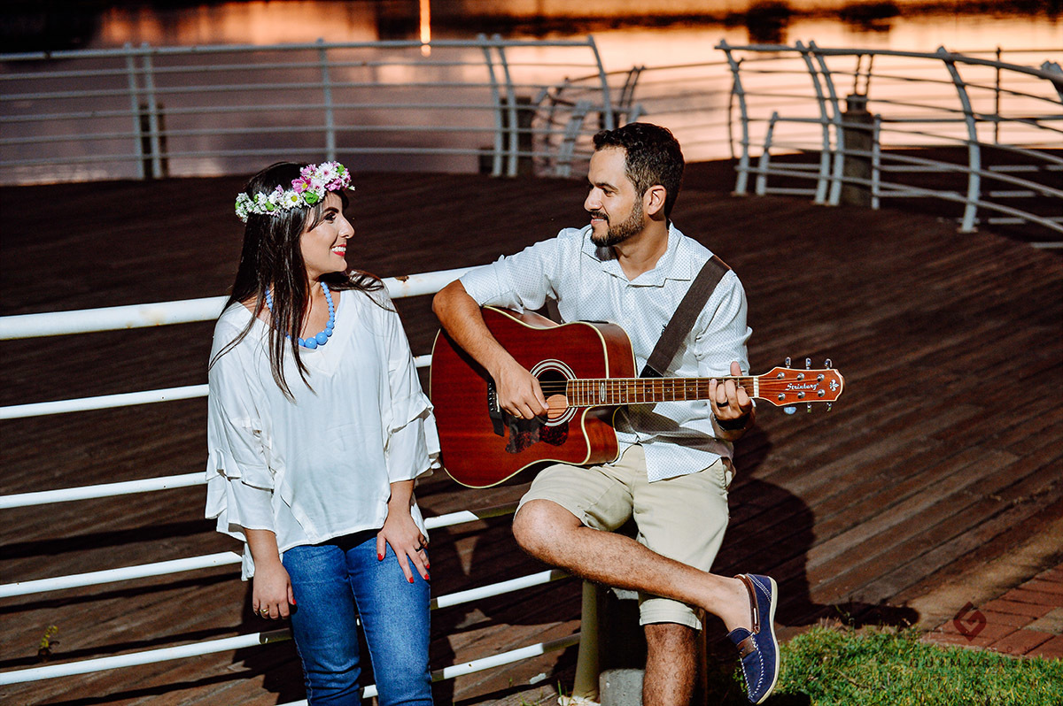 O noivo tocando para a noiva