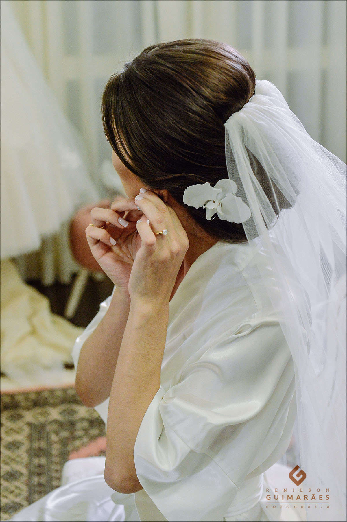 A noiva colocando o brinco