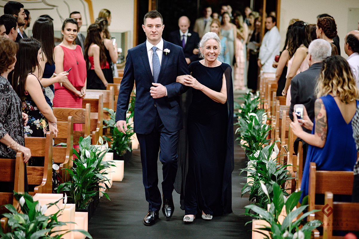 Noivo entrando com o pai