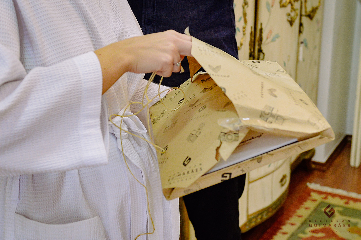 Quando o fotógrafo faz surpresa entregando o livro do ensaio no making of