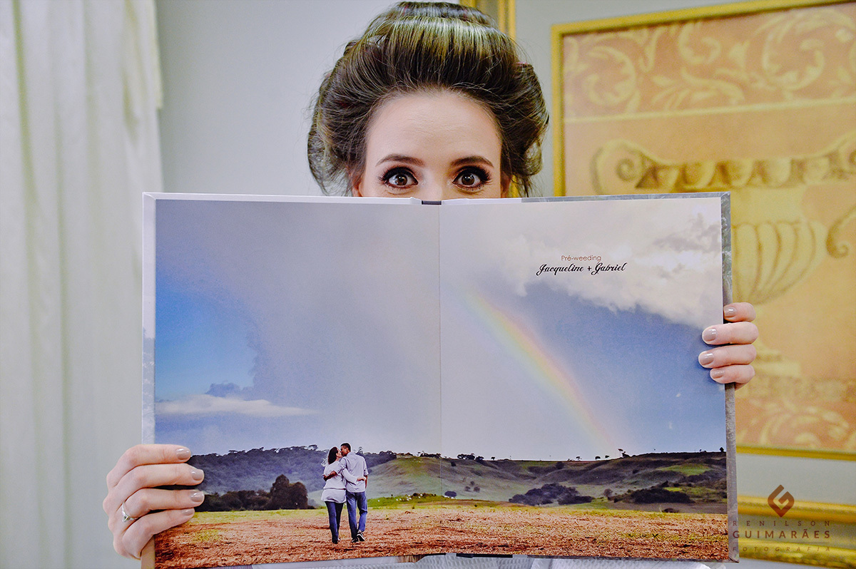 A primeira página do álbum livro do ensaio pré-wedding