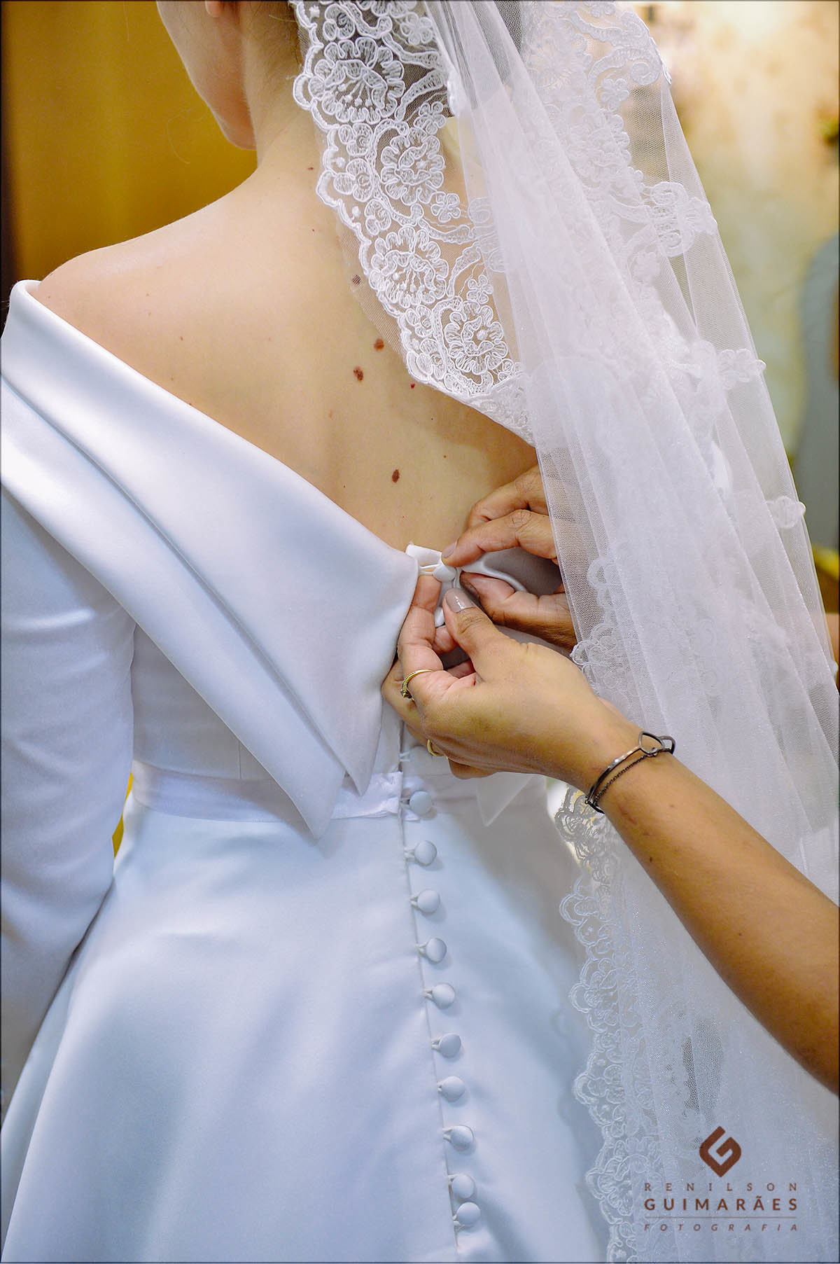 Fechando o vestido da noiva