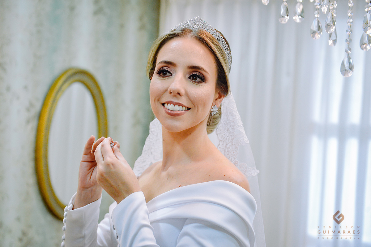 A noiva colocando o brinco