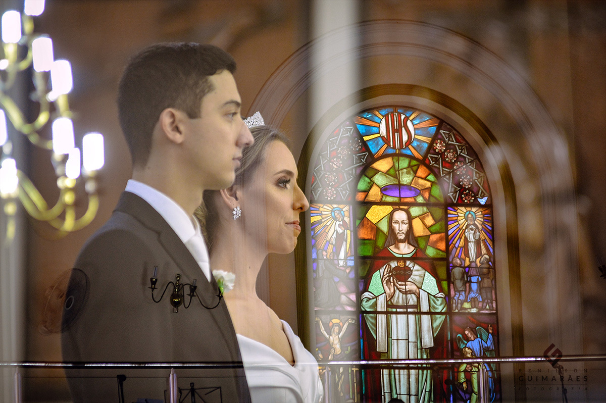 Dupla exposição: noivos com o vitral da igreja
