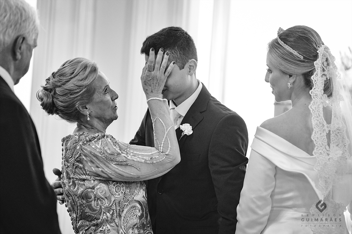 A benção da mãe da noiva para o noivo: sinal da cruz na testa.