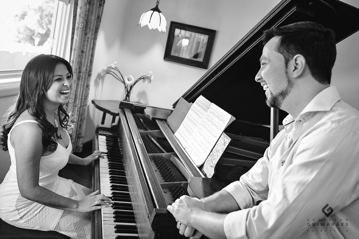 A noiva Bárbara tocando para o noivo Vagner