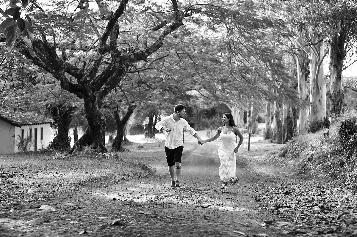 Noivos correndo
