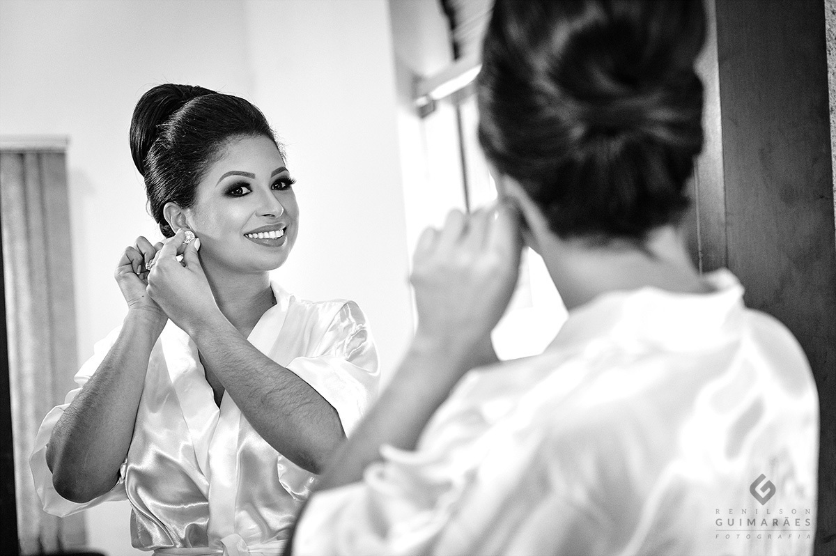 A noiva colocando o brinco